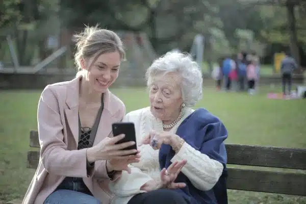 Les incroyables bénéfices des activités sociales pour les personnes âgées