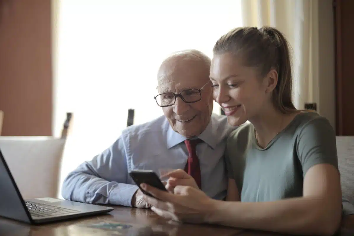Les seniors et les réseaux sociaux : tisser des liens et rester connecté avec ses proches