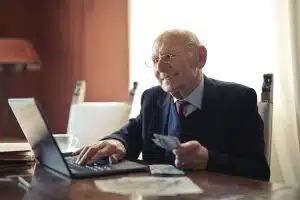 Gérer le stress et l’anxiété chez les seniors : les meilleures solutions à adopter