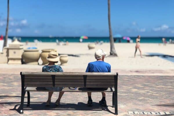 Les retraités à la recherche du soleil : les destinations idéales pour une vie paisible