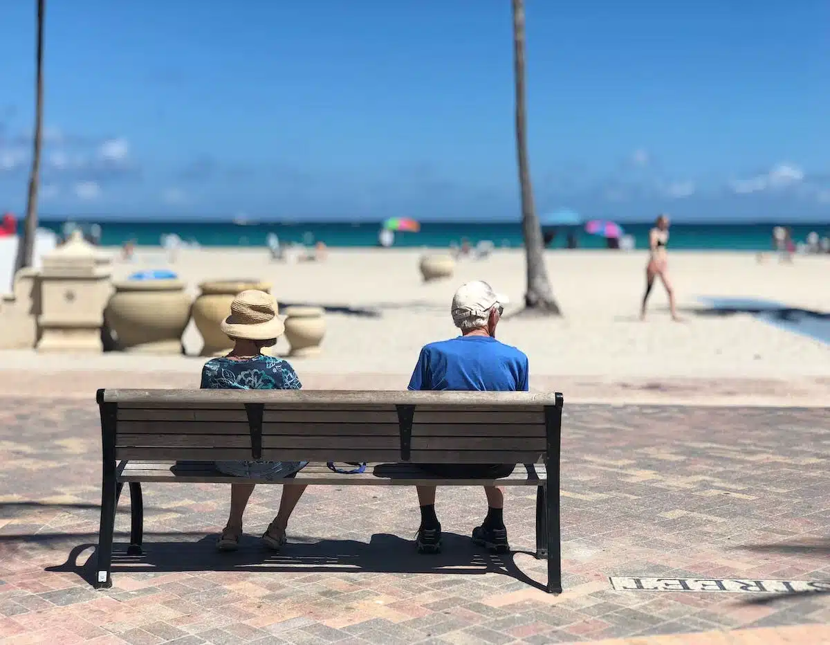 Les retraités à la recherche du soleil : les destinations idéales pour une vie paisible
