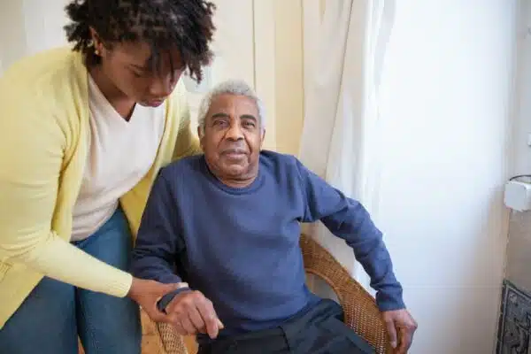 Les meilleures solutions d’accompagnement pour seniors à domicile