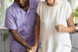 Aide à domicile pour les seniors : et si déléguer rendait la retraite plus légère ?
