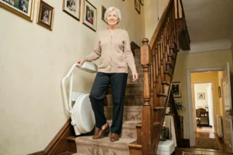 Femme âgée utilisant un monte escaliers sans installation fixe dans un intérieur domestique classique